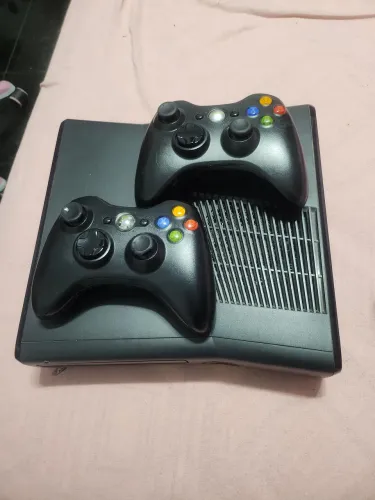 console Xbox 360 com 2 controles e 1 kinect