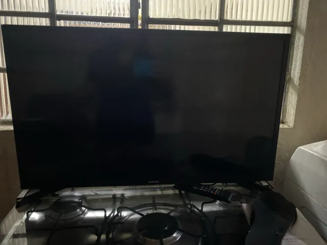 TV 32 polegadas ligando normalmente apenas com tela trincada.  
