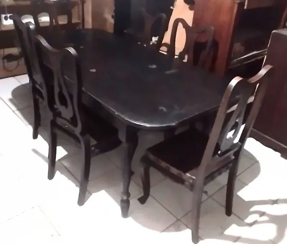 Jogo de mesa e cadeiras antigas em madeira maciça 