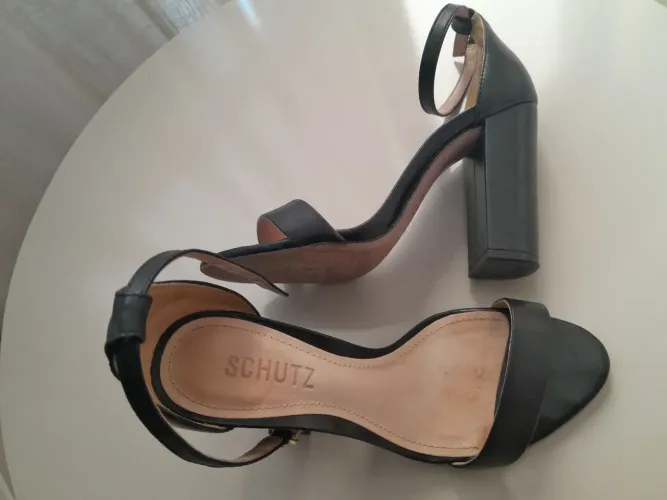 Sandália 34 schutz preta em couro legítimo 
