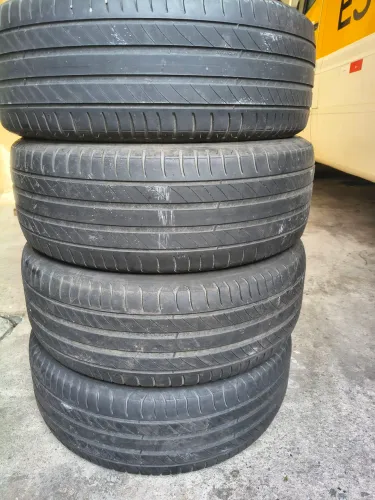 Jogo de pneus pra carro