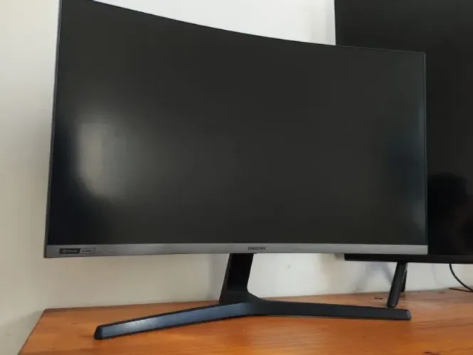 Monitor Gamer Samsung Odyssey CRG50 27" Curvo 240 Hz + Webcam Logitech Full HD 1080p