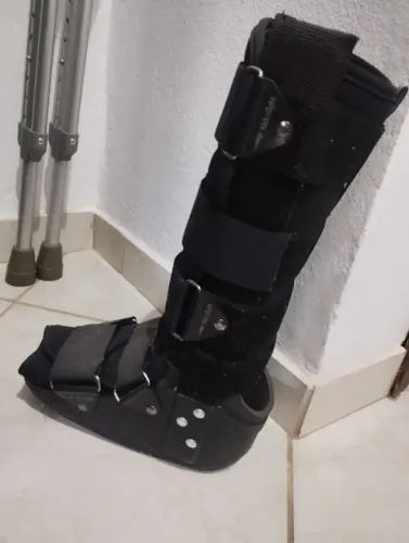 Muletas e bota ortopédica