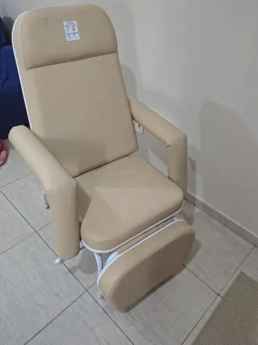 Poltrona reclinável hospitalar sem uso.