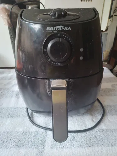 Fritadeira elétrica Britânia (com puxador da tampa fixado) usada em boas condições