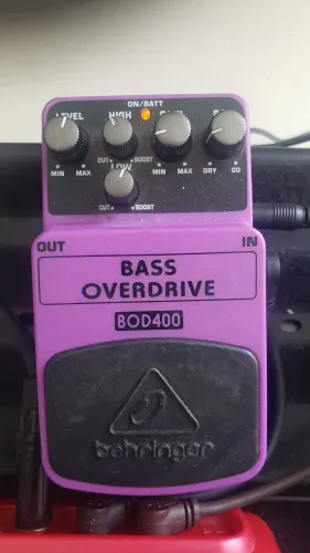 Pedal behringer bass overdrive (BOD400) para baixo
