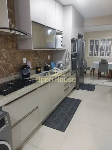 Charmosa Residência de 2 Quartos com Acabamento Impecável e Área de Churrasqueira, Localiz