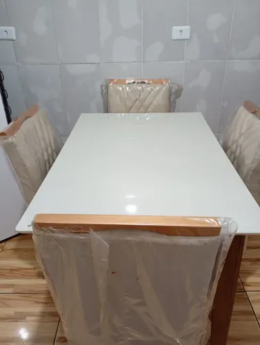 Mesa de MDF com tampo de vidro acompanha 4 cadeira pés de madeira