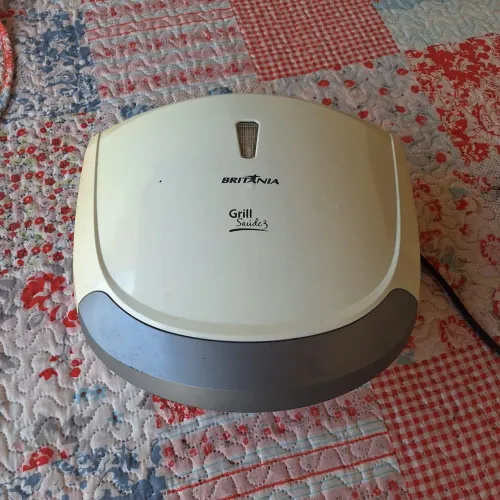 Grill Britânia light 3 saude e um eletr. 2 em 1 ideal para fazer carne e misto quente