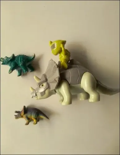 Kit 3 Brinquedos/ Miniaturas Colecionáveis Dinossauros Tricerátops