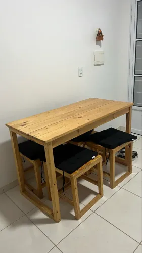 Mesa em madeira com quatro bancos
