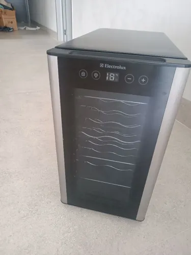 Adega climatizada Electrolux 8 garrafas