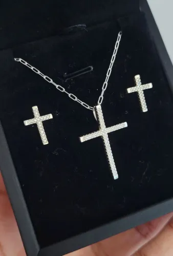 25% OFF! Conjunto Cruz Fina c/ zircônias. Prata 925