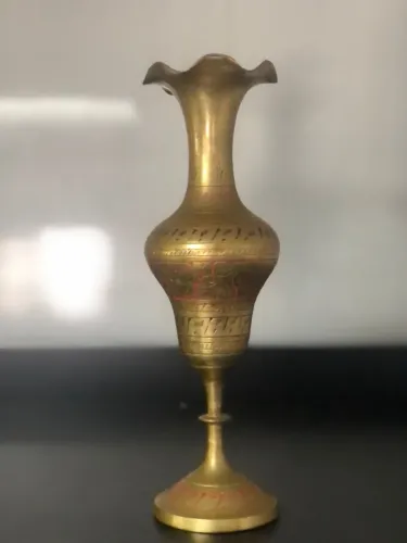 Vaso de metal  vintage, origem indiana, com gravações com toque de cor esmaltada