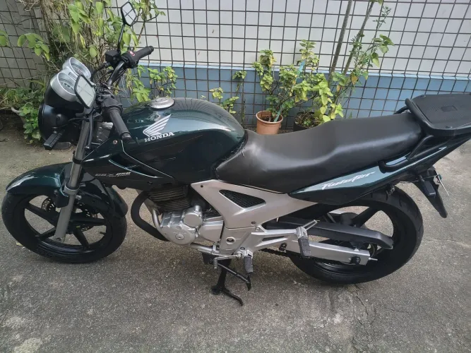 Moto Honda - Twister 2003 Roupagem zerada