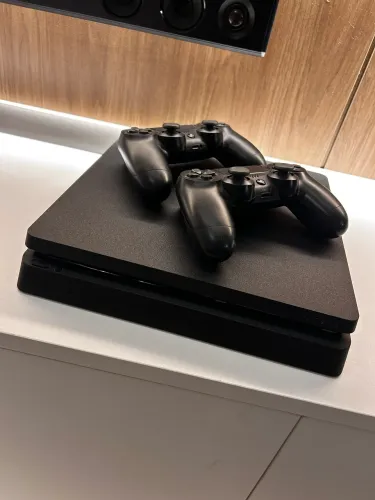 Ps4 - 1 Tb com 2 controles