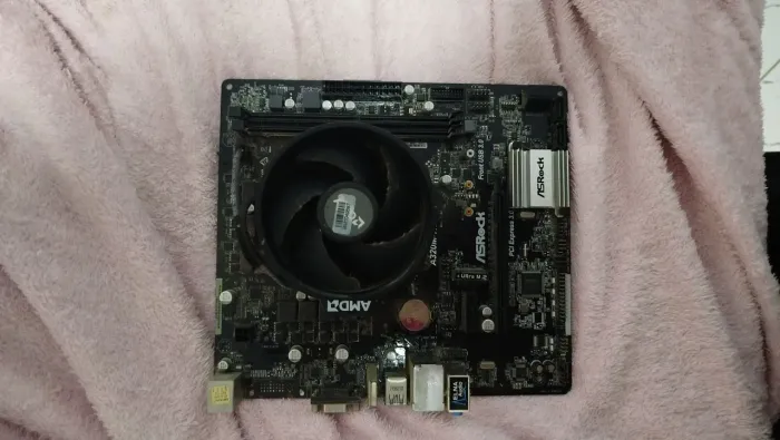 Placa Mae ASRock A320M com Processador Ryzen 3 2200g
