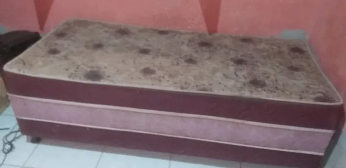 Vendo cama solteirão semi nova pouco usada só está empoeirada por cima