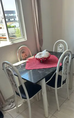 Vendo linda mesa de mármore com 4 cadeiras.