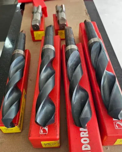 Kit de brocas Dormer 38,39,40 e 42mm HSS A130, mais 2 machos 42mm