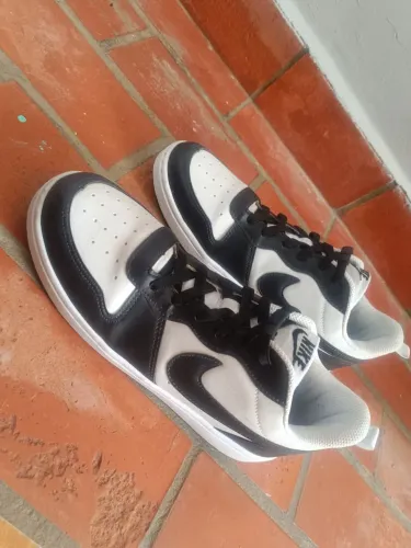 Tênis Nike branco e preto. Curt Borough. TAM. 42