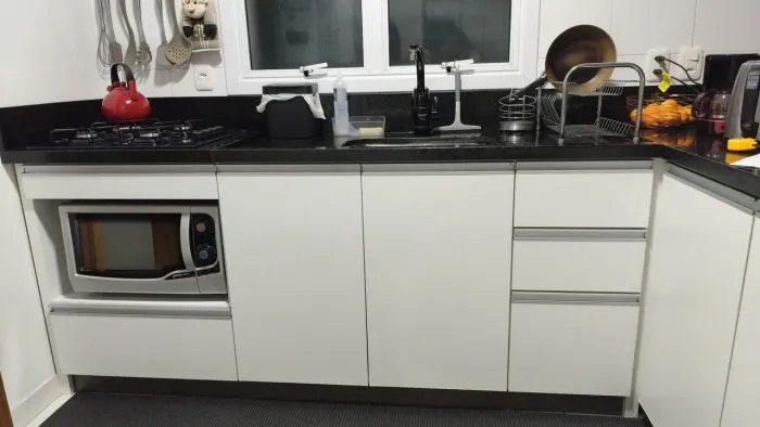 Cozinha planejada MDF com granito preto