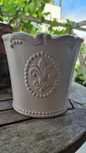 Vaso de cerâmica branca retrô