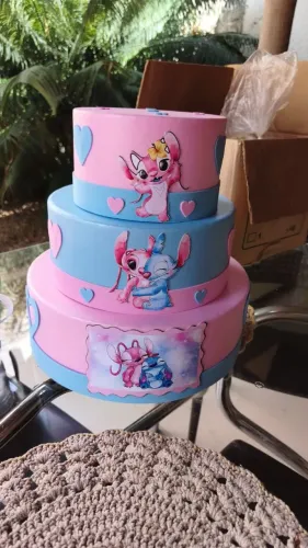 Vendo bolo Fake Stitch e Angel novo, usado uma única vez, perfeito, e com 3 andares