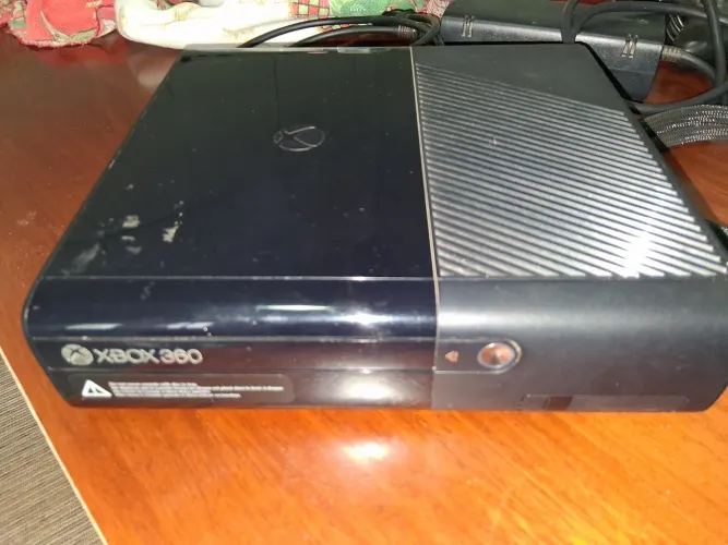 Vídeo game XBOX 360 Acompanha 5 CDs de jogos