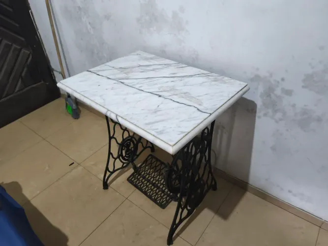 Aparador com pé de máquina de costura antigo com tampo de mármore carrara italiano.