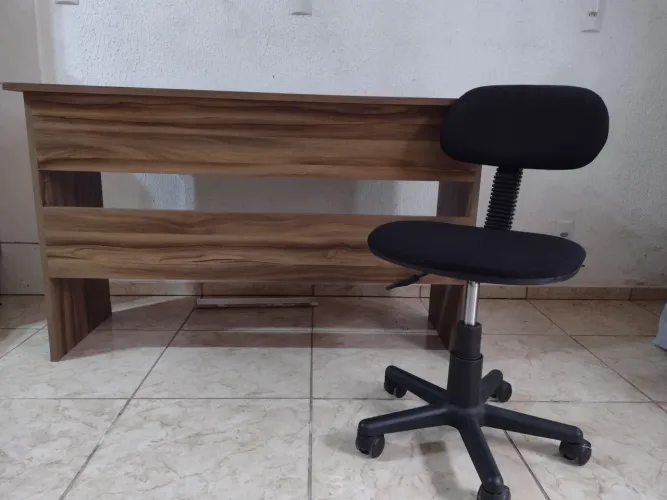 Mesa de escritório mais cadeira giratória.
