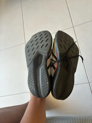 Tenis adizero semi novo com solado preservado