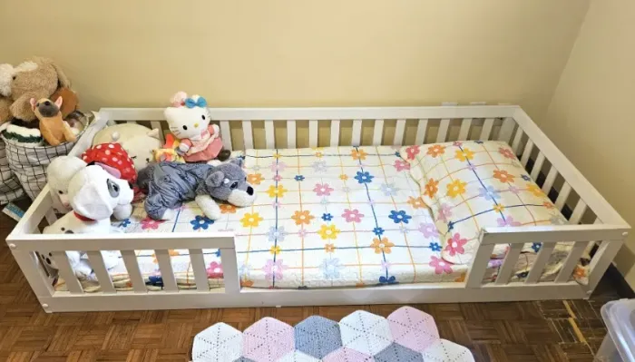 Cama montessoriana infantil branca de madeira com grades de proteção lateral