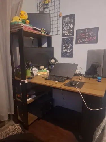 Mesa de estudo com prateleiras