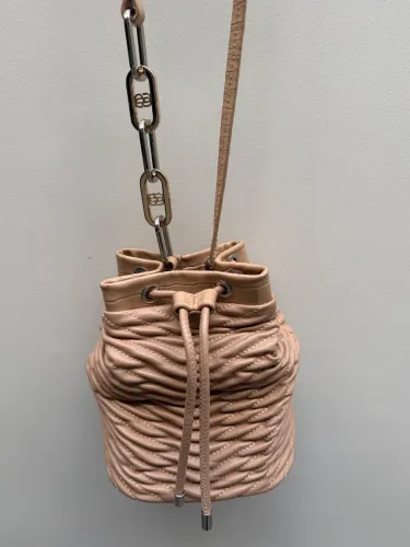 Bolsa Schütz ORIGINAL bucket pequena Noah couro bege
