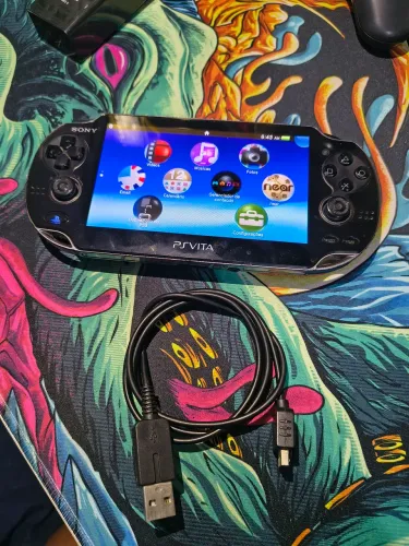 Vendo Ps Vita com cabo de alimentação e micro sd original