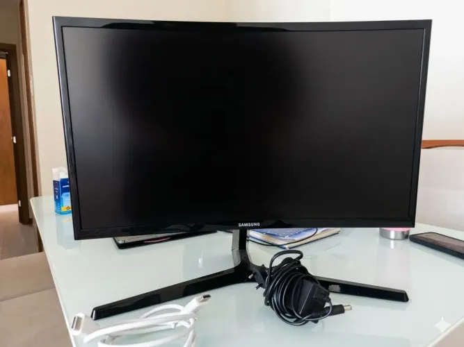 Monitor ips 144hz Samsung com tela curva de altíssima qualidade 24"