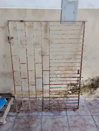 Portão em ferro maciço.1,00 x 1,35