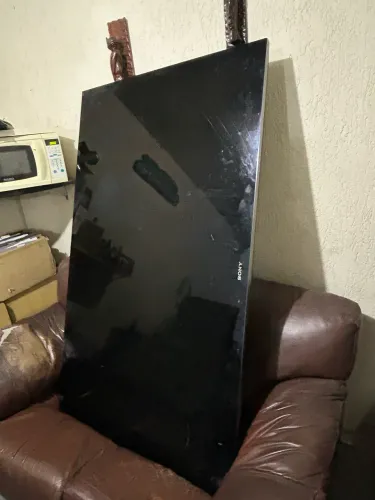 TV Sony 65" (Modelo XBR-65HX925) - NÃO LIGA (Para conserto ou peças)