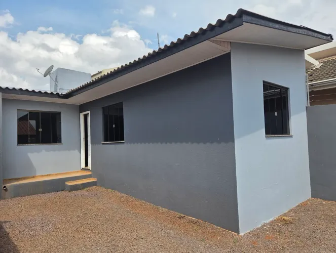 ALUGO CASA DE FUNDOS COM 2 QUARTOS NO TROPICAL