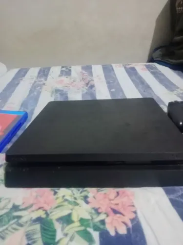 PS4 SLIM 1000GB, 2 CONTLOLES,FIFA 20, RED DEAD