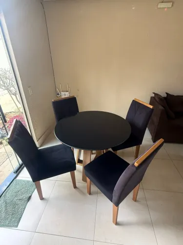 Mesa com tampo de vidro e 4 cadeiras