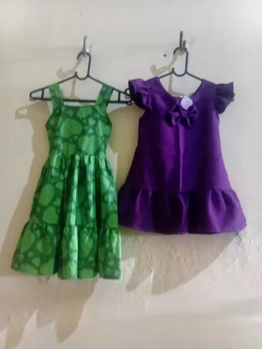 Vestido Verde 6 Anos e Vestido Roxo 4 Anos