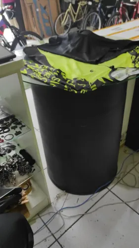 Tambor para exposição com tampo de vidro
