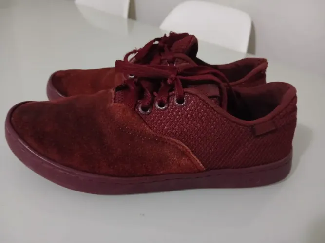Vendo esse tênis unisex num 36 usado em boas condições 
