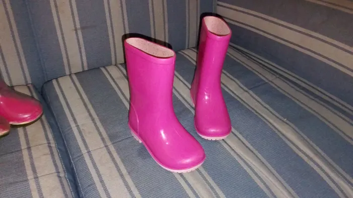 Vende se 5 pares de sapato infantil tamanho 23/24 tudo por 40,00 reais