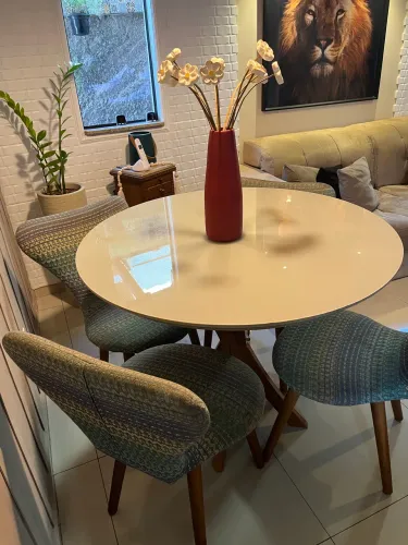 Mesa de jantar com 4 cadeiras