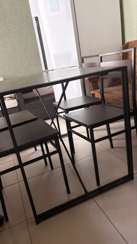 Mesa com quatro cadeiras tokstok