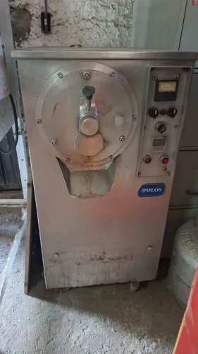 Máquina de fabricar sorvete. Usada. Valor: 20.000,00 reais.