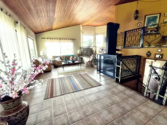 Linda Casa de Condomínio com Conforto e elegância à venda no Bairro da Chácara Jaraguá